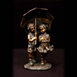 HCHD5351 - Boy and Girl under Umbrella