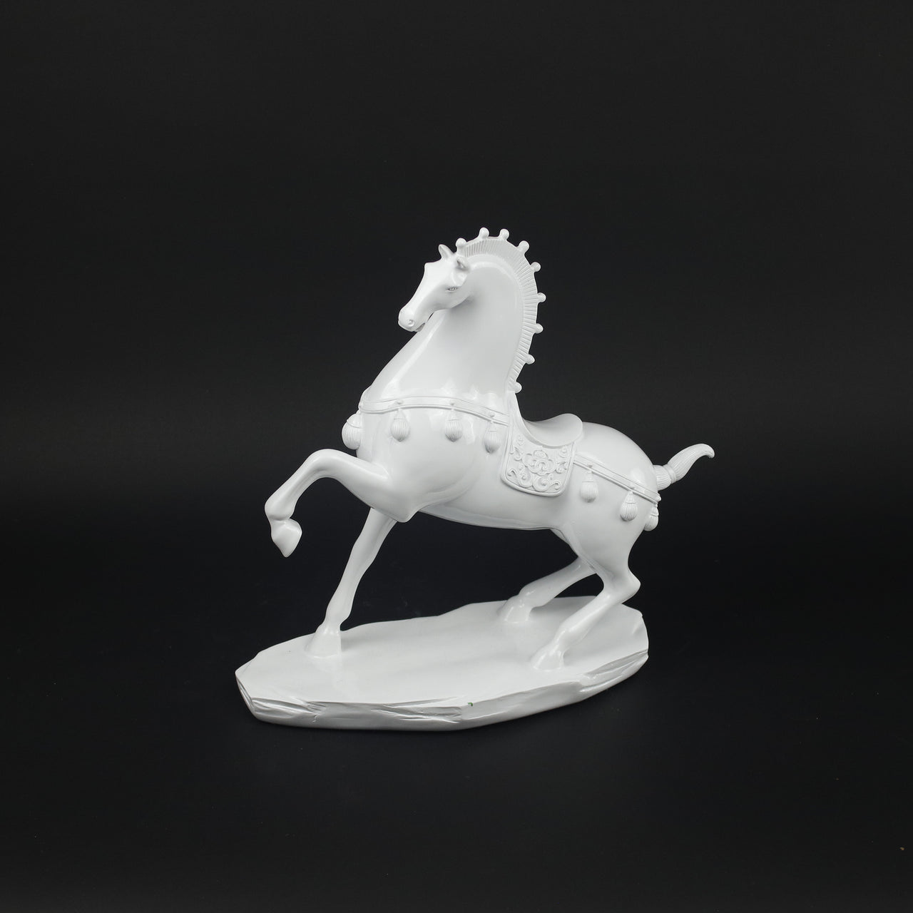 HCHD9937 - White Dancing Horse