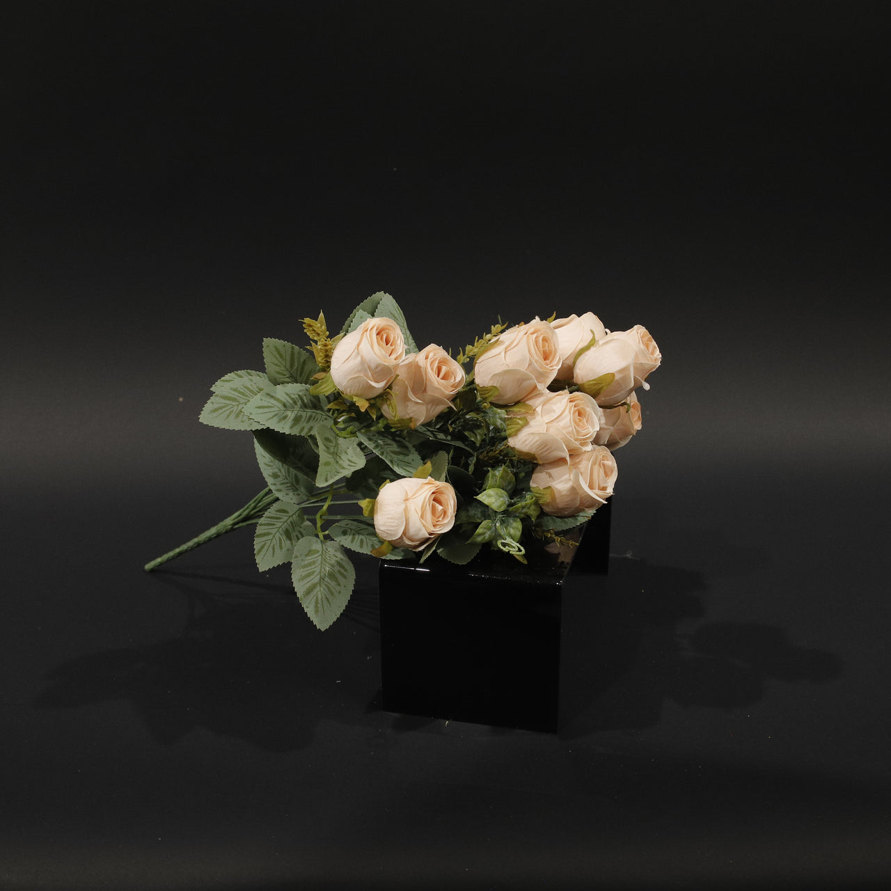 HFL10712 - Soft Pink 12 Head Rose Bq
