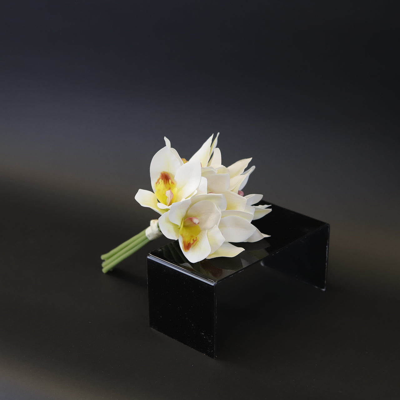HCFL7834 - Cream Hellebore Bouquet