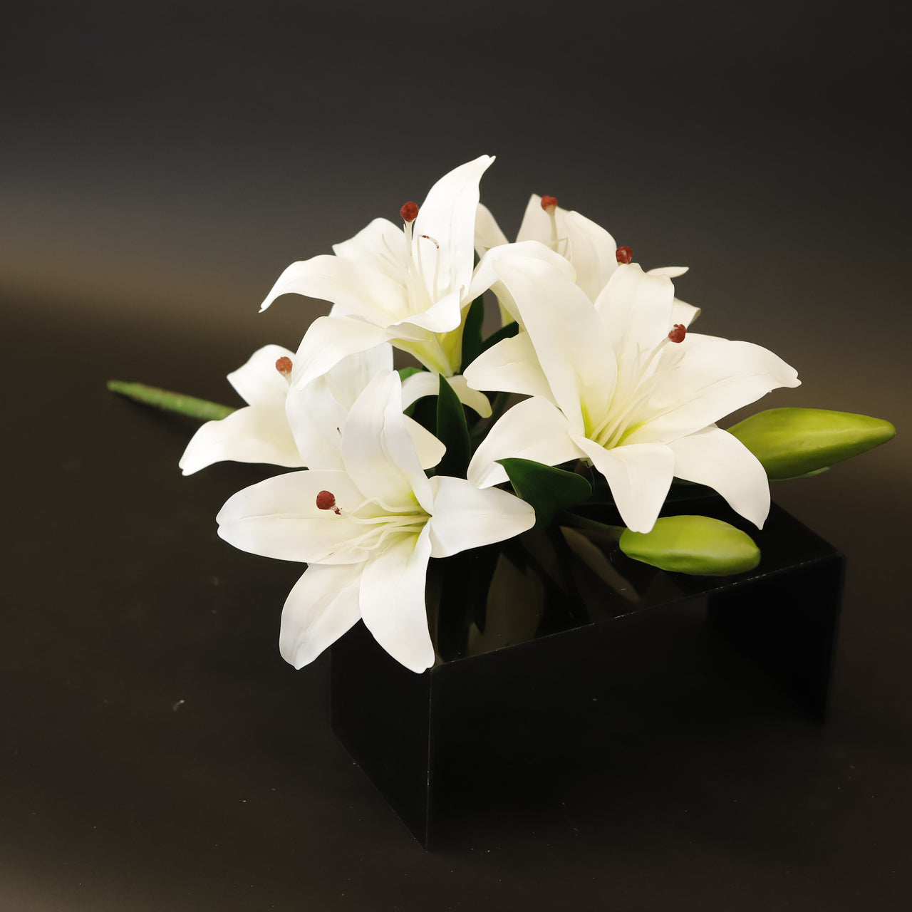 HCFL9153 - White Lily Bq