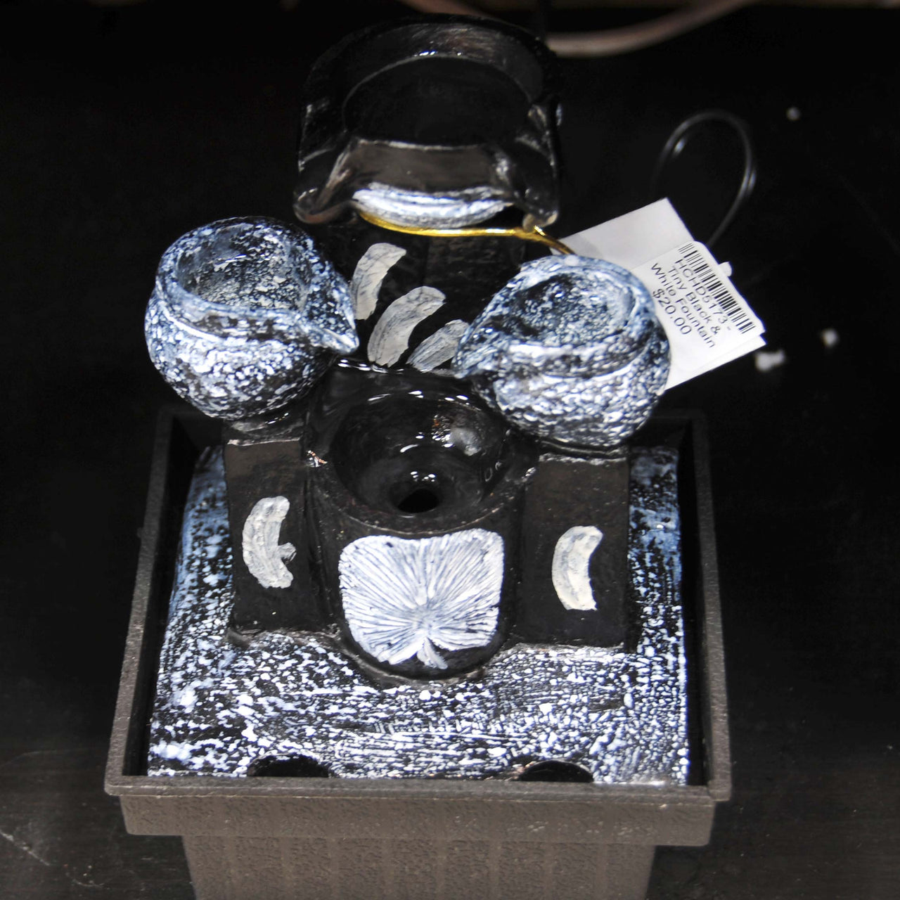 HCHD5173 - Tiny Black & White Fountain