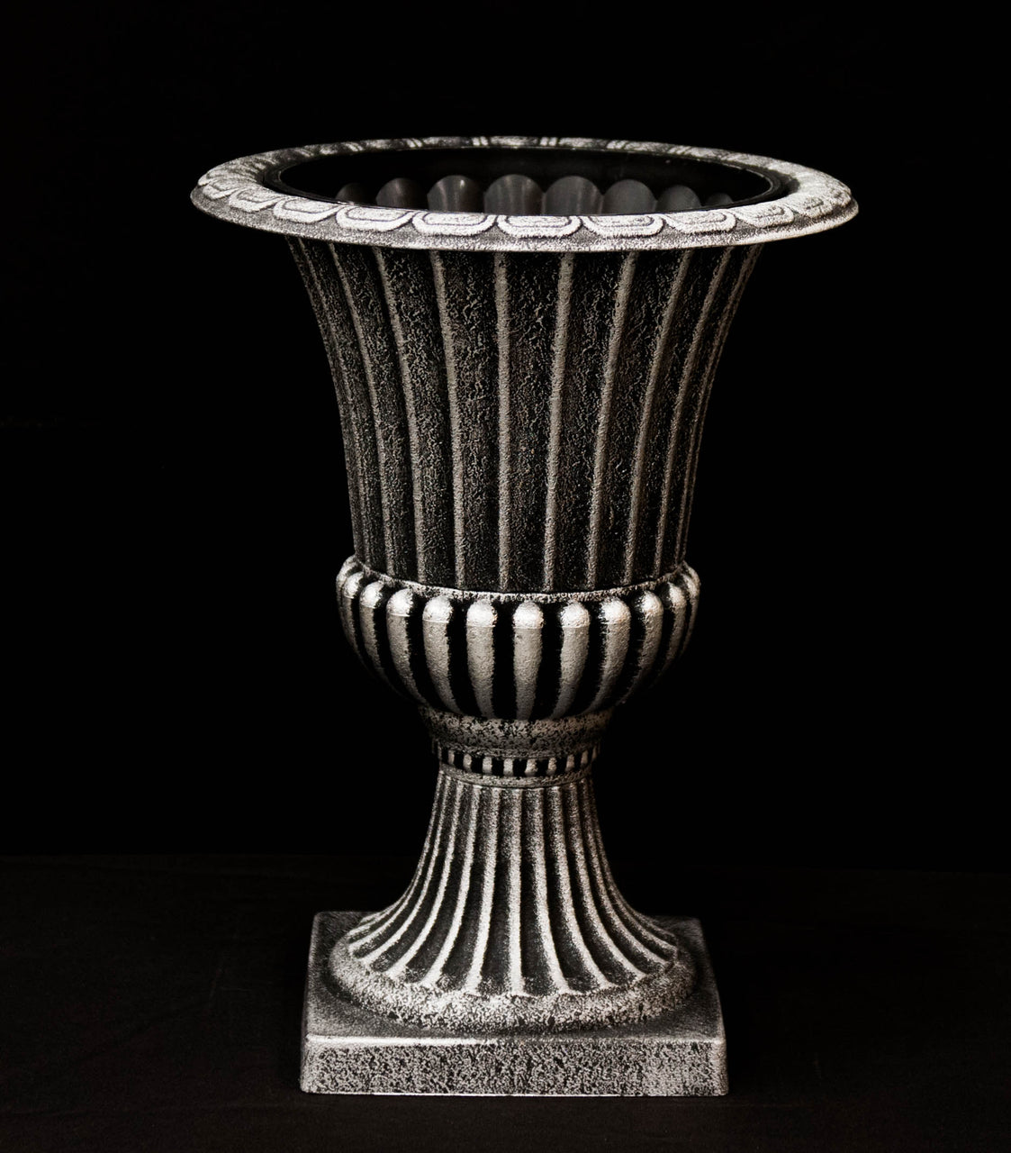 HCHD5334 - Silver Elegant Pedestal Pot Medium