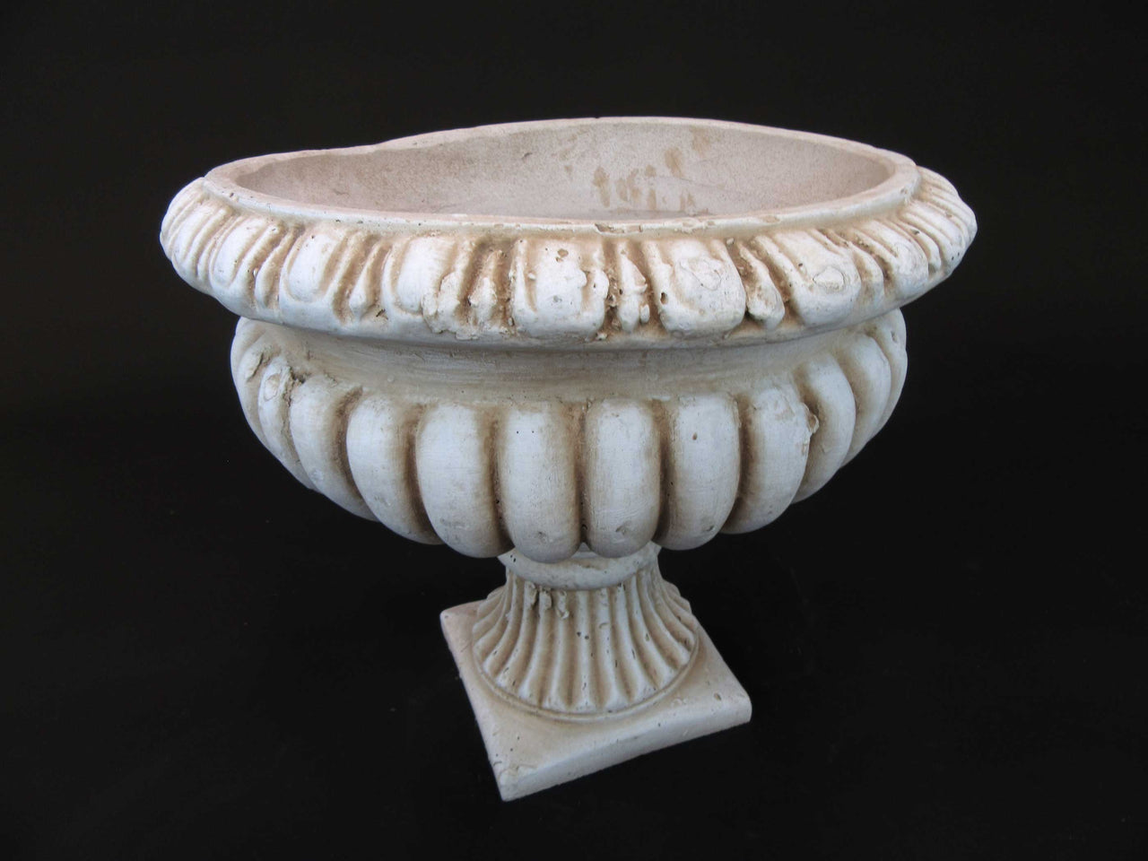 HCHD5655 - Cream Round Pedestal Pot