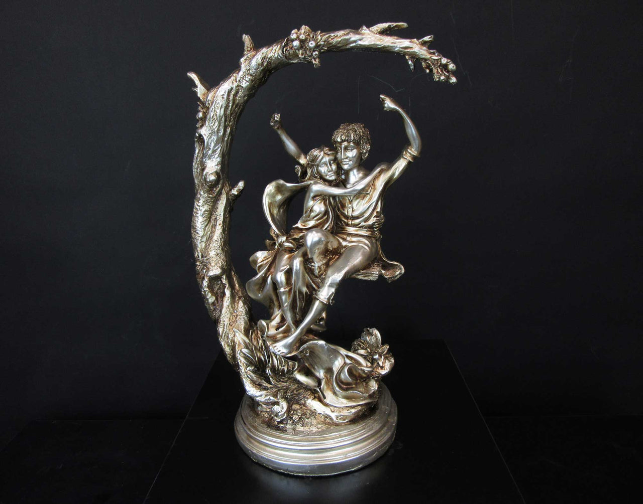 HCHD5882 - Couple Swinging on Branch