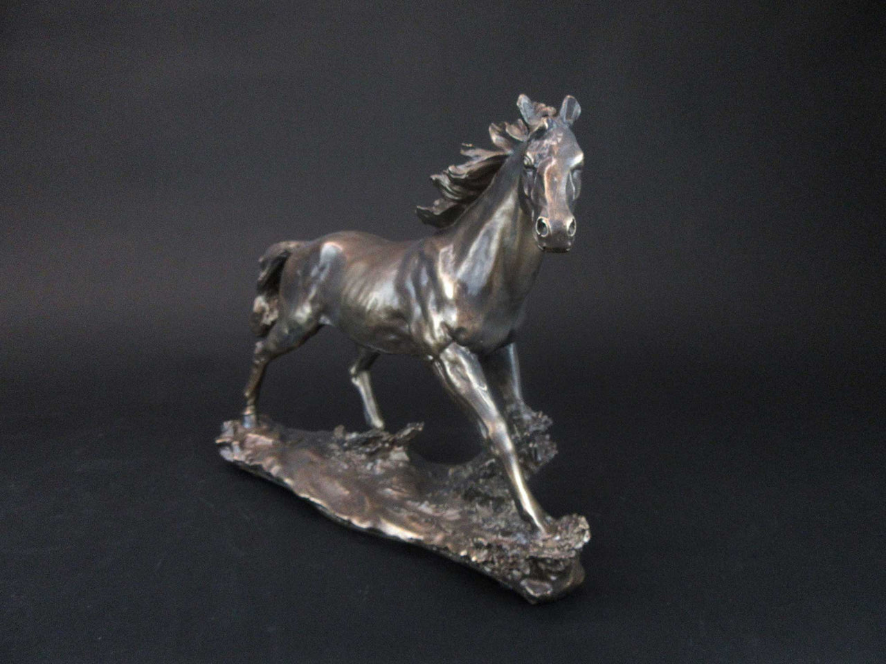 HCHD5948 - Small Running Horse on Base