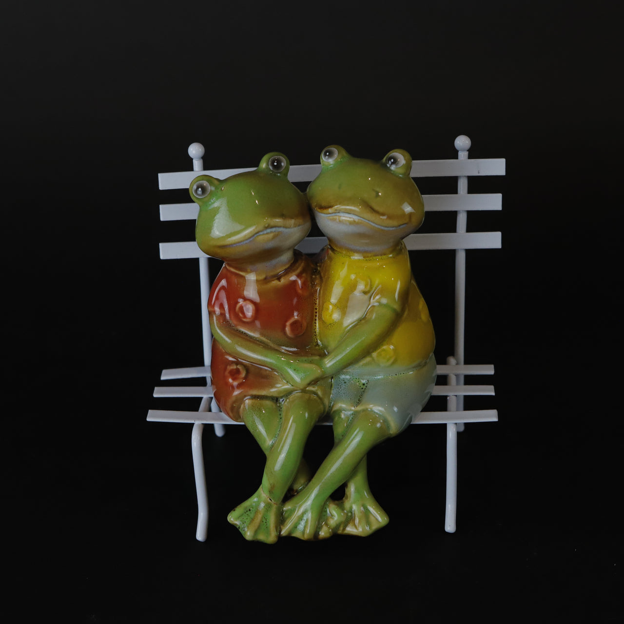 HCHD6787 - Ceramic Frogs on Bench