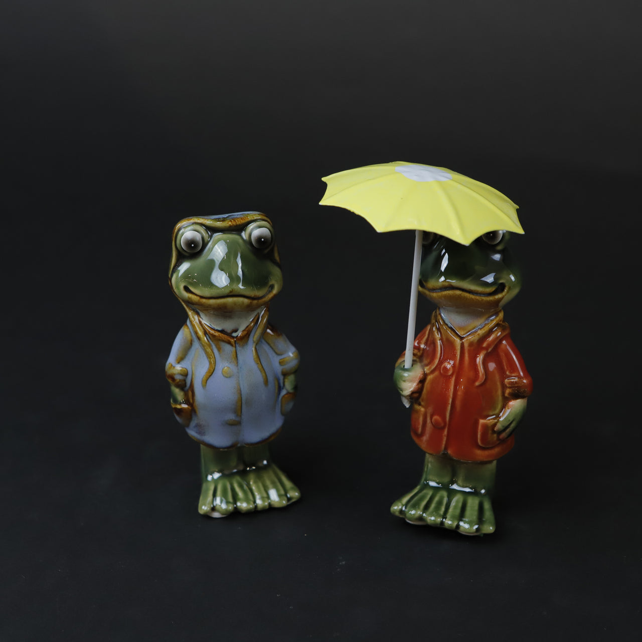 HCHD6788 - Ceramic Frogs under Umbrella