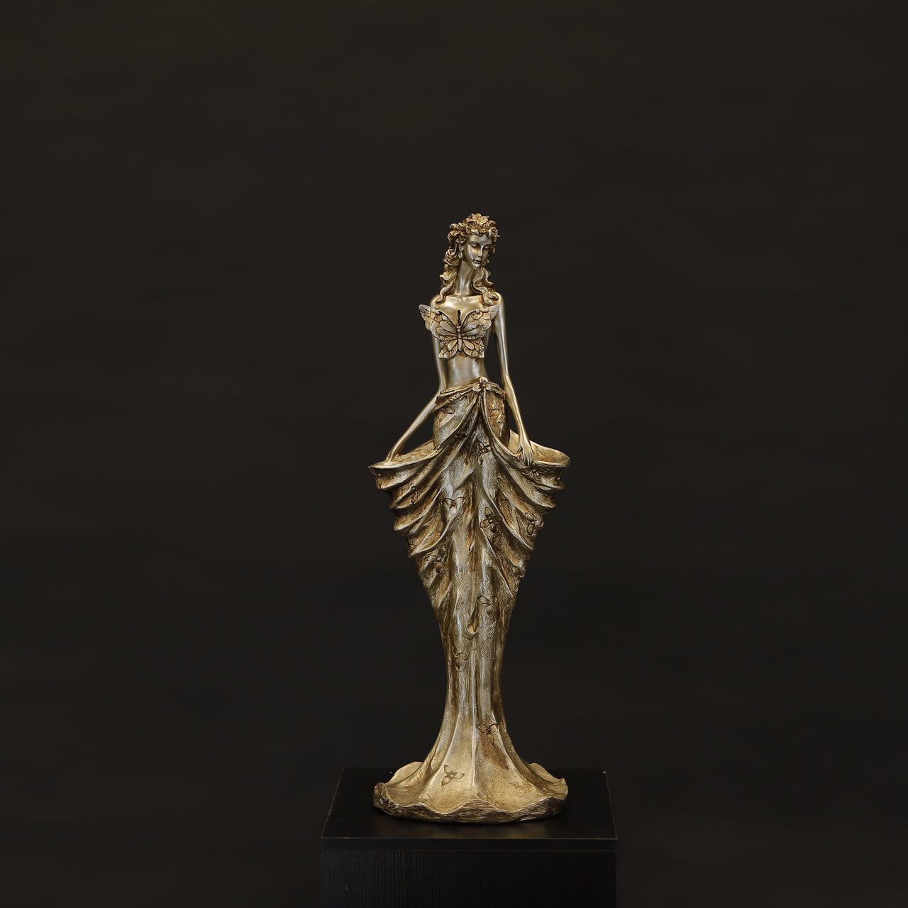 HCHD7473 - Lady with Flower Baskets