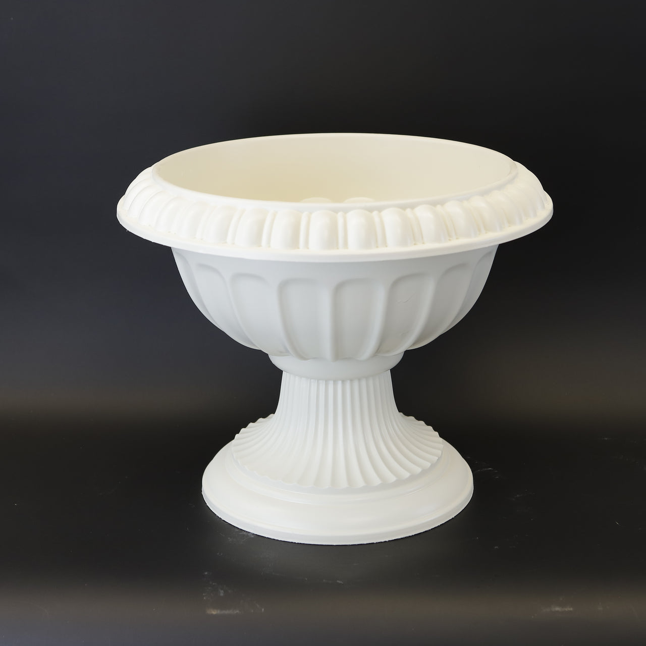 HCHD8113 - Cream Wide Pedestal Pot