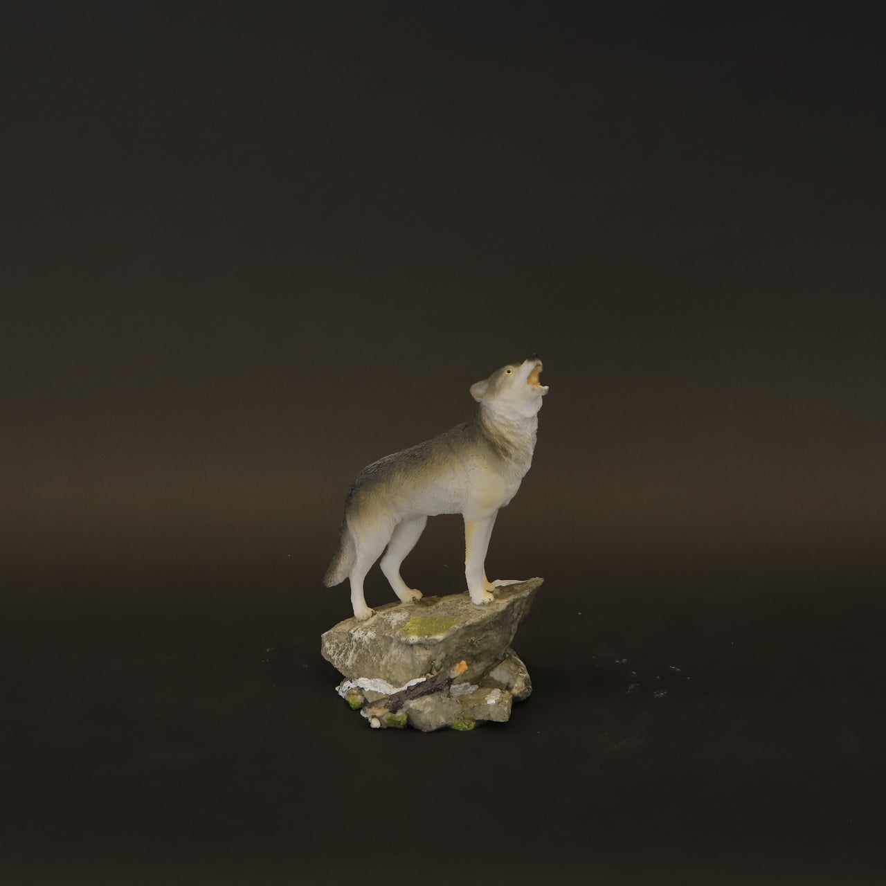 HCHD8232 - Wolf Howling