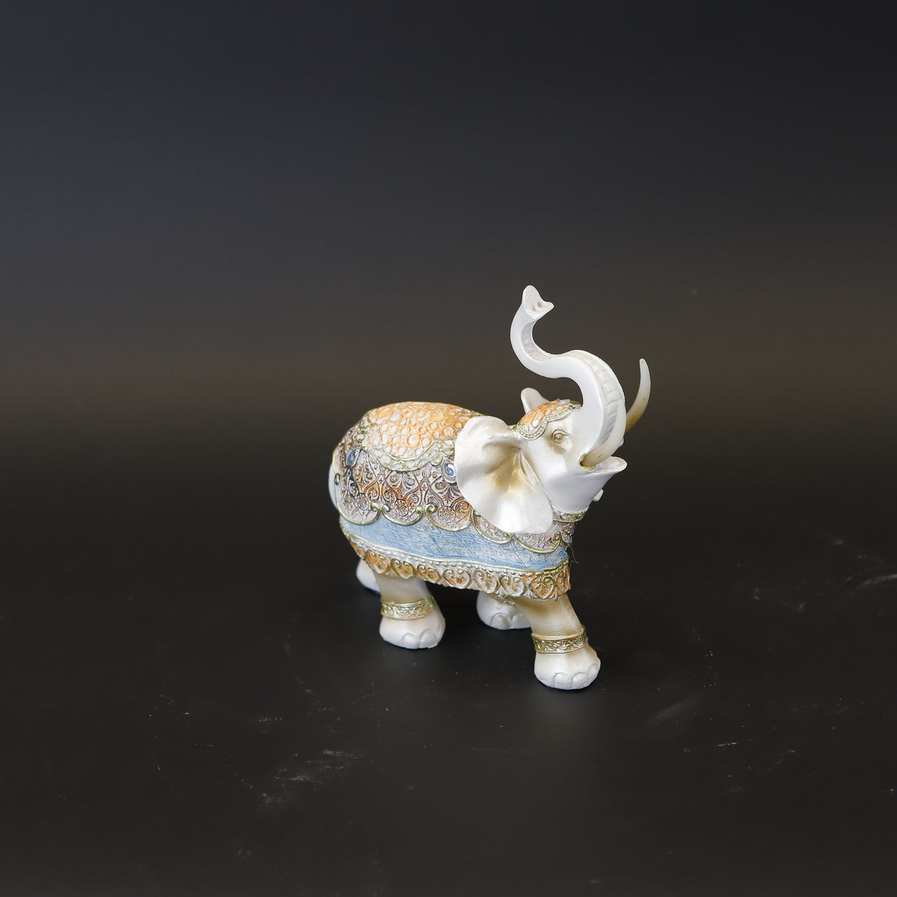 HCHD8268 - S White Elephant Facing Left