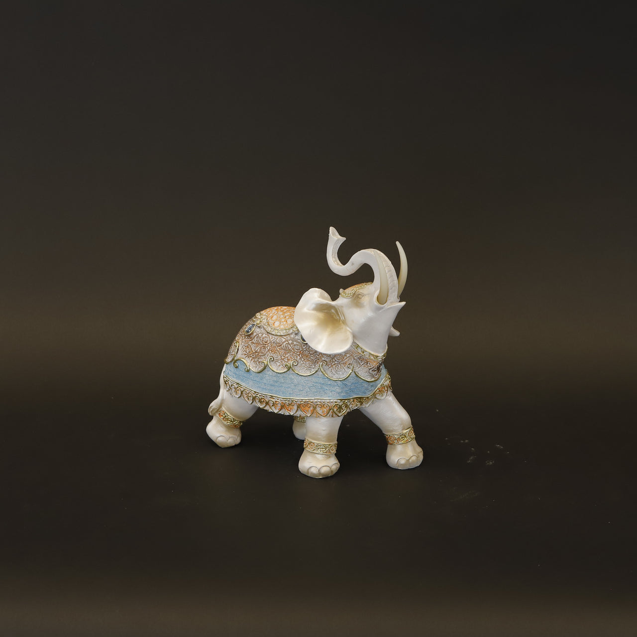 HCHD8270 - M White Elephant Facing Left