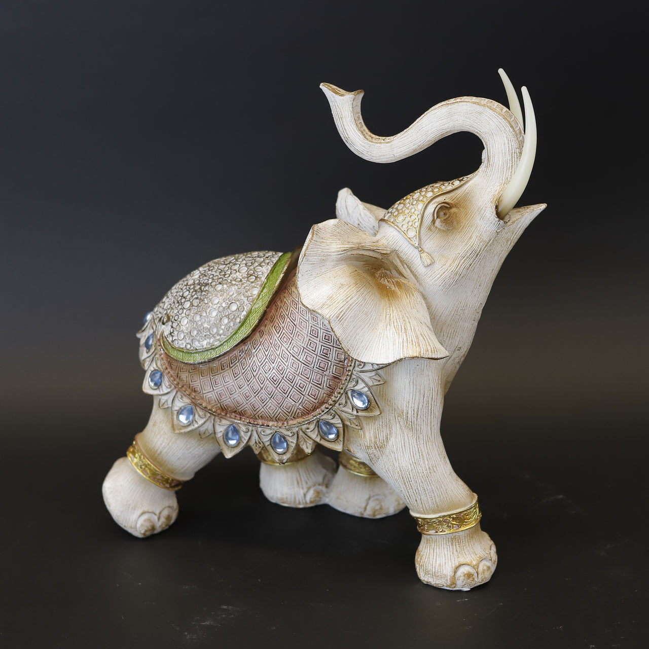 HCHD8277 - L Cream Elephant Facing Right