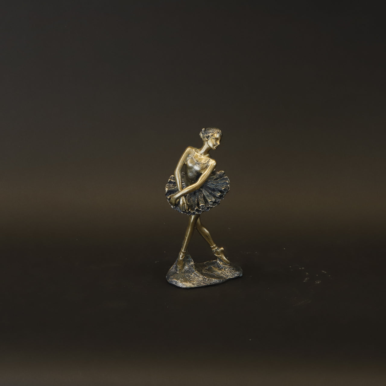 HCHD8301 - Gold Ballerina Arms Crossed Down