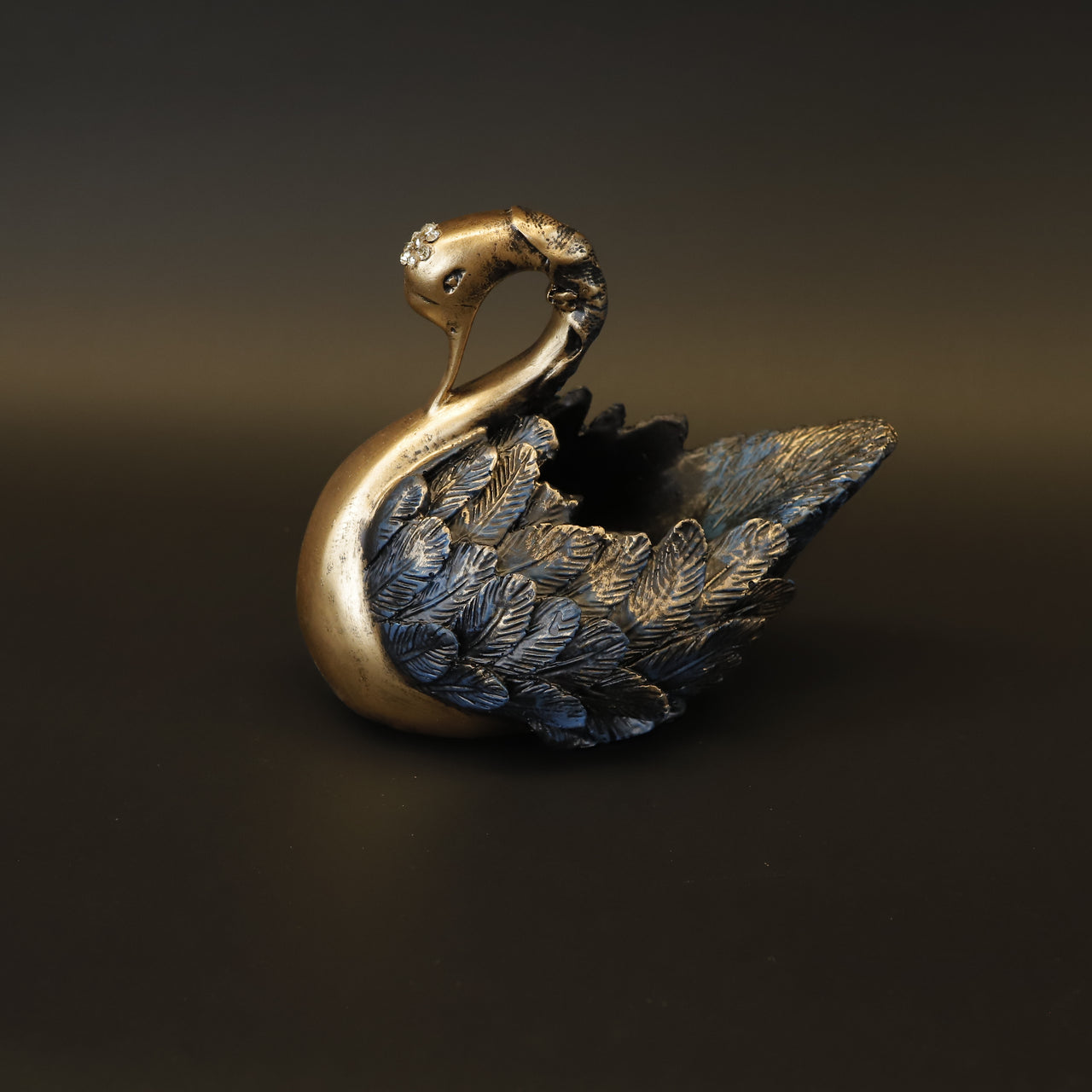 HCHD9073 - Green Swan