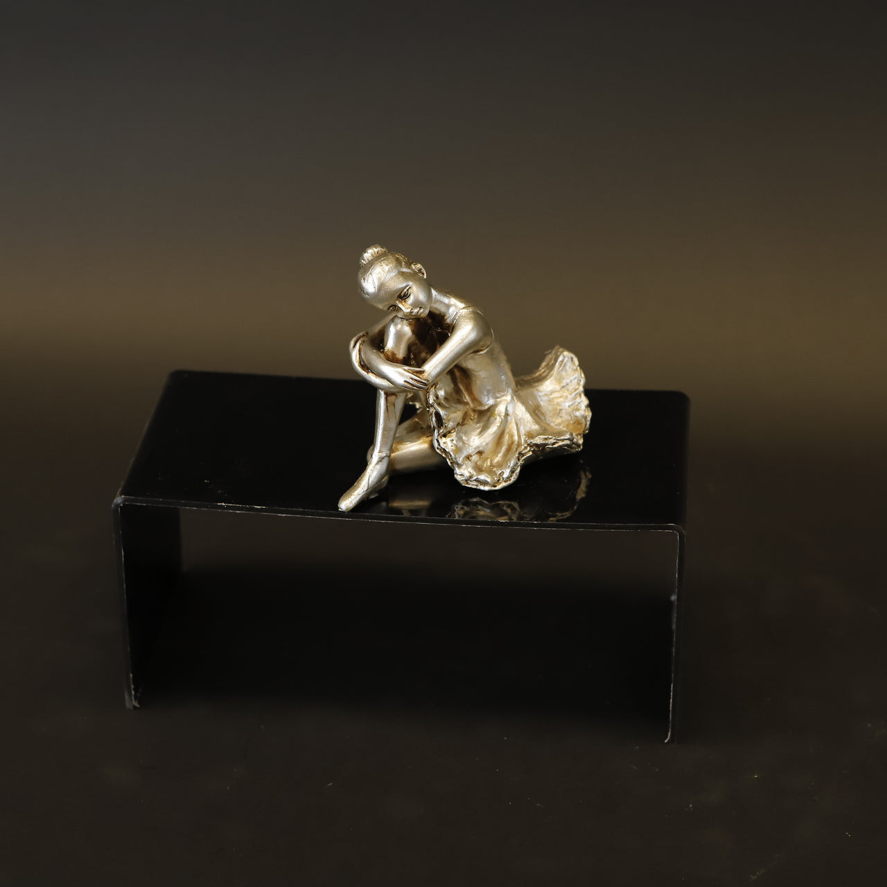 HCHD9077 - Ballerina Leaning on Knees